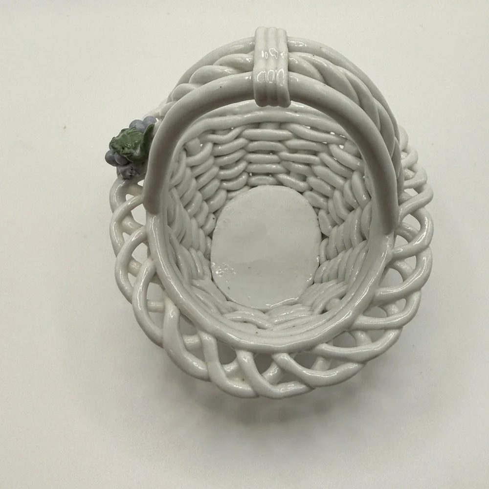 CAPODDIMONTE Lattice Basket Small White Grape‎ Accents Woven Vtg Decorative